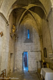 <center></center><center>Monteux. </center>L'église Notre-Dame de Nazareth. ANCIENNE CHAPELLE DE SAINT JEAN-BAPTISTE.
De forme gothique, cette chapelle construite en 1326 et dédiée à Saint Jean-Baptiste a été cédée en 1656 à Louis de Merles de Beauchamp. Elle comporte :
à gauche, une porte donnant accès au clocher ; au fond, une porte donnant accès à la sacristie. Celle-ci fut construite en 1565 et agrandie en 1850. Cette porte est surmontée d'une magnifique fenêtre gothique aveugle avec grand encadrement et munie d'un petit vitrail dans les années 1970.