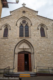 <center></center><center>Monteux. </center>L'église Notre-Dame de Nazareth. Dans les années 1920, pour des raisons d'urbanisme, la façade primitive fut démolie et reconstruite 3,50 m en retrait. La porte d’entrée a 2.64 m de largeur et 5.50 de hauteur. Elle va se rétrécissant, simulant une perspective fuyante.