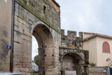 <center></center><center>Monteux. </center> La porte d’Avignon. Vue de l'intérieur.