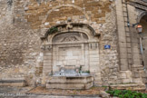 <center></center><center>Monteux. </center> La porte d’Avignon. L'autre face de la Fontaine double.