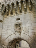 <center> Pernes-les-Fontaines.</centers> La Porte Notre-Dame. Le  blason au-dessus de la porte. Les armoiries papales furent martelées à la Révolution mais l’encadrement de style Renaissance a été conservé.