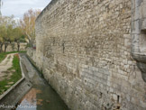 <center> Pernes-les-Fontaines.</centers> Les remparts de Pernes-les-Fontaines, longée par la Nesque. La ville de Pernes-les-Fontaines est protégée de remparts depuis le Ier siècle. Les remparts initiaux sont remplacés au Moyen Âge. La commune devenant la capitale du Comtat Venaissin, ils sont renforcés.