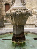 <center> Pernes-les-Fontaines.</centers> A sa construction, en 1761, elle a remplacé deux fontaines qui coulaient sur l’actuelle Place du Cormoran. Le lavoir qui était à l’époque accolé à la fontaine est aujourd’hui contre les remparts.