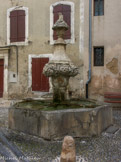 <center> Pernes-les-Fontaines.</centers> Fontaine du Gigot. Aussi nommée la fontaine de Guilhaumin, elle a été construite en 1757, au pied de la tour Ferrande.