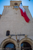 Le donjon du XIIe siècle, abritant l'office de tourisme depuis le 21 décembre 1984, est le seul vestige du château construit par Guillaume de Forcalquier. L'horloge a été fabriquée par la maison Paul Odobay dans le Jura en 1887 en remplacement de la vieille horloge âgée de quatre siècles, qui faisait sonner les cloches.