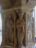 <center>Saint-Donat-sur-l'Herbasse. </center>Le cloitre de la collégiale. Sur les 4 piles d’angle étaient sculptés les bas-reliefs des évangélistes, à rapprocher de la statuaire viennoise du XIIe siècle