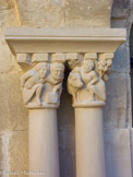 <center>Saint-Donat-sur-l'Herbasse. </center>Le cloitre de la collégiale. Côté est, les chapiteaux furent refaits récemment par un sculpteur contemporain.