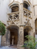 <center>Romans-sur-Isère. </center> Le gothique flamboyant fleurit aux abords de la collégiale. Dans la cour intérieure, un escalier à vis, élégant témoin du gothique flamboyant, dessert les étages et le donjon.