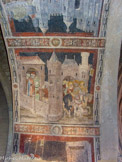 <center>Romans-sur-Isère. </center> Collégiale Saint-Barnard. Une arcade est décorée par des fresques du XVe siècle représentant la légende des saints viennois Exupère, Félicien et Séverin (les trois doms) ; on peut y voir le pont médiéval de Romans-sur-Isère lors du départ des trois Saints.