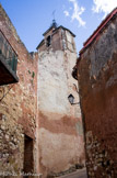 <center>Le village de Roussillon.</center> Beffroi : ancienne porte du Castrum, enceinte fortifiée, le beffroi a été remanié au 19ème siècle, en clocher annexe de l'église.
