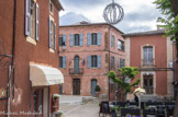 <center>Le village de Roussillon.</center> La Mairie, ancienne maison de L. Serre, à gauche et l'ancienne mairie à droite.