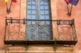 <center>Le village de Roussillon.</center> Balcon de la mairie, avec les initiales L S (L. Serre).