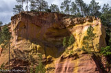 <center> Sentier des ocres.</center>Les oxydes de fer qui accompagnent la kaolinite, suivant leurs concentrations, donnent une couleur qui va du jaune pâle au rouge violacé. L'ocre est donc un mariage de kaolin et de fer, légèrement assaisonné de quartz.