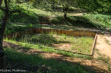 <center> L'ancienne usine  d'ocre Mathieu. </center> Pendant la journée, en automne et en hiver, l'eau et l'ocre arrivent par les canalisations dans les bassins de décantation. La nuit, l'ocre se dépose au fond du bassin. Le lendemain, l'ouvrier ocrier retire les bouchons, en commençant par ceux du haut. L'eau est récupérée en contrebas dans le bassin. Au printemps, les bassins sont remplis d'ocre, les ouvriers les quadrillent afin de pré-découper les mottes. Au début de l'été, il les extraient et les entreposent en murets pour qu'elles sèchent au soleil. Il faut donc une année pleine pour produire de l'ocre.