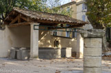 <center>Sarrians</center> Le quartier du Moulard. Le quartier des moulins, un faubourg hors-les-murs.
Aux XVIIe et XVIIIe siècles, le village, enserré dans ses remparts, ne peut plus contenir sa population qui ne cesse de croître.
Il existait trois faubourgs à l'extérieur des remparts dont le faubourg Saint-Antoine, appelé aussi du Moulard. Ce mot provençal désigne une grosse meule de moulin. On trouvait dans ce quartier, surtout dévolu aux activités artisanales, plusieurs moulins à huile actionnés par la force humaine ou animale et peut-être aussi des moulins à eau, utilisant la force hydraulique fournie par le cours d'eau 