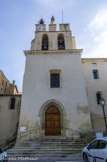 <center>Sarrians</center> L’église paroissiale. Au XVIIIe siècle, un clocher-peigne a été construit sur la façade principale afin de remplacer le clocher-tour qui se trouvait au-dessus de la croisée du transept, démoli car il menaçait la stabilité de l’édifice.