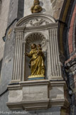 A droite du chœur dans une niche au-dessus de la statue de saint Maurice, une Vierge à l'Enfant en bois doré de grande qualité.