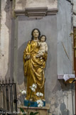 La statue de la Vierge grandeur nature à l'entrée du chœur.