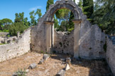 <center>Le site de la Villasse</center>La basilique du forum (ou les thermes ?). La basilique  désigne durant l'Antiquité un grand édifice public à caractère semi sacré destiné à abriter des audiences judiciaires, des assemblées publiques, accessoirement en périphérie des boutiques commerciales, et des usuriers.  A gauche;les latrines, endroit où on discutait.