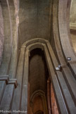 <center>La cathédrale Notre-dame de Nazareth</center>Les collatéraux  sont couverts de voûtes rampantes, sous-tendues de doubleaux à ressaut. Un arc rampant est un arc dont les naissances sont placées à des hauteurs inégales.