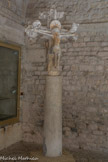 <center>Le cloître de la cathédrale Notre-dame de Nazareth</center>Cette croix à double face de la fin du XVème siècle est ornée du christ et de la vierge sur l’autre face. Elle ornait le tombeau de la famille de Blégier (Hôtel particulier à la Haute-Ville).
