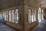 <center>Le cloître de la cathédrale Notre-dame de Nazareth</center>Le pilier d'angle associe un faisceau de neuf colonnettes soudées à deux panneaux perpendicukaires de cannelures.