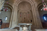 <center>Vaison-la-Romaine : la chapelle Saint-Quenin</center>Le chœur roman avec son abside sur laquelle ouvrent de biais deux absidioles. L'abside est surélévée de trois marches au dessus de la travée de choeur.