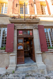 <center>Vaison-la-Romaine : la haute-ville.</center>Ancien hôtel particulier de la famille Fabre de Saint-Véran (XVIIIe). Il possède deux encadrements de porte du XVIème siècle parfaitement conservés.