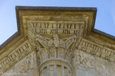 <center>Vaison-la-Romaine : la chapelle Saint-Quenin</center>Chapiteau avec une tête humaine