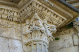 <center>Vaison-la-Romaine : la chapelle Saint-Quenin</center>Personnage assis tenant un poignard de la main droite. La volute du chapiteau semble figurer une tête frisée ou un lion. Est-ce la représentation du Sacrifice d'Abraham ou Hercule et le lion de Némée ?
