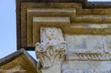 <center>Vaison-la-Romaine : la chapelle Saint-Quenin</center>Personnage les bras levés en signe de vénération. Sur la façade Nord,  les frises sans doute très dégradées ont disparu.