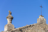 <center>Vaison-la-Romaine : la haute-ville</center>L'Eglise-Cathédrale. Le fronton, avec un des pots-à-feu.