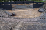 <center>Le théâtre</center>Orchestra : espace plan demi circulaire de 30 m de diamètre. Il était séparé des gradins  par le « balteus », barrière de pierre épaisse.