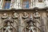 <center>La maison des Têtes</center>Certains motifs accusent l’influence de la Renaissance italienne, dont les neuf figures en médaillon du rez-de-chaussée, dont certains portent aujourd’hui encore des inscriptions : VIRTUS NOBILITAS, ASCLEPIOS MEDICINUM, MOSES THEOLOGOS, IOURGUS (?) LEGE. Mise à part la représentation de Moïse reconnaissable grâce à ses cornes de lumière, il est impossible d’individualiser les portraits. En revanche, la médecine, la théologie et le droit sont des matières enseignées à l’université de Valence où enseigne le commanditaire de ce décor.