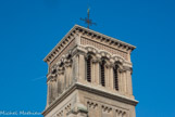 <center>La cathédrale Saint Apollinaire</center> L'étage final, coiffé d'un toit de tuiles à quatre pentes de faible inclinaisont, est percé sur chaque face de trois baies à arcs imbriqués de pierres de deux couleurs, comme les baies des collatéraux.