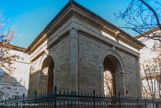 <center> Le pendentif</center> Érigé en 1548 dans le cloître de la cathédrale Saint-Apollinaire, cet arc de triomphe en molasse, renommé pour la perfection de sa voûte (une voûte en pendentifs, d'où son nom), est un monument funéraire que fit édifier pour lui-même et sa famille le chanoine Nicolas Mistral, issu d'une riche famille de marchands.