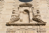 <center>Chapelle des Bénédictines de Soyons</center> On ignore si les trois niches de cette façade ont été occupées par des statues.
