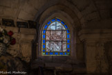 <center>Ermitage de Saint-Gens.</center> Sur le vitrail, on peut voir, devant le saint, la pierre qu'il a creusée.