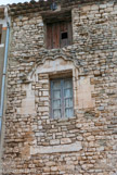 <center>La Planette. </center> Au premier étage d'une maison, une fenêtre en pierre de taille conserve un encadrement mouluré et une archivolte polylobée dont le cordon forme six lobes rayonnant autour du sommet de la baie. Au regard de cette caractéristique, cette ouverture daterait du XIIIème siècle, la fenêtre devait alors être une baie géminée.