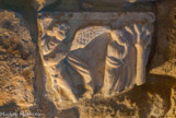 <center>L'édifice quadrilobé dit « le baptistère» </center> Fragment de sarcophage en marbre blanc, de l'ecole d'Arles, daté entre 370 et 420 de notre ère.