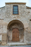<center>L'église paroissiale Notre-Dame à Venasque. </center>Le portail principal est d'époque romane. Abritée sous un porche voûté en berceau, la porte est encadrée par quatre colonnettes engagées, réunies par un corps de moulures passant au-dessus de la porte : l'archivolte. Les chapiteaux des colonnettes sont ornés de feuillages stylisés. L'un d'eux figure un aigle, un autre, endommagé, un visage humain.