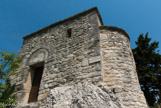 <center>Abbaye Saint André</center> Épouse de Valens, l'un des premiers évêques d'Avignon, Casarie s'éloigna de son mari selon la loi religieuse alors en vigueur, et traversa le Rhône pour mener sur cette colline rocheuse , appelée le Mont Andaon , une pieuse vie d'ermite. A sa mort le 8 décembre 586, Valens l'inhuma au sommet du Mont Andaon , au titre d'époux et de prélat , et fit graver la célèbre inscription (aujourd'hui à la Collégiale ) . La vénération qui entoura cette tombe est à l'origine de la Nécropole au flanc de la colline et du monastère bénédictin reconnu par Rome en 999, qui prit le nom d'Abbaye Saint-André.