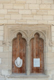 <center>Cloitre de l'église.</center> A gauche, portrait du cardinal Arnaud de Via